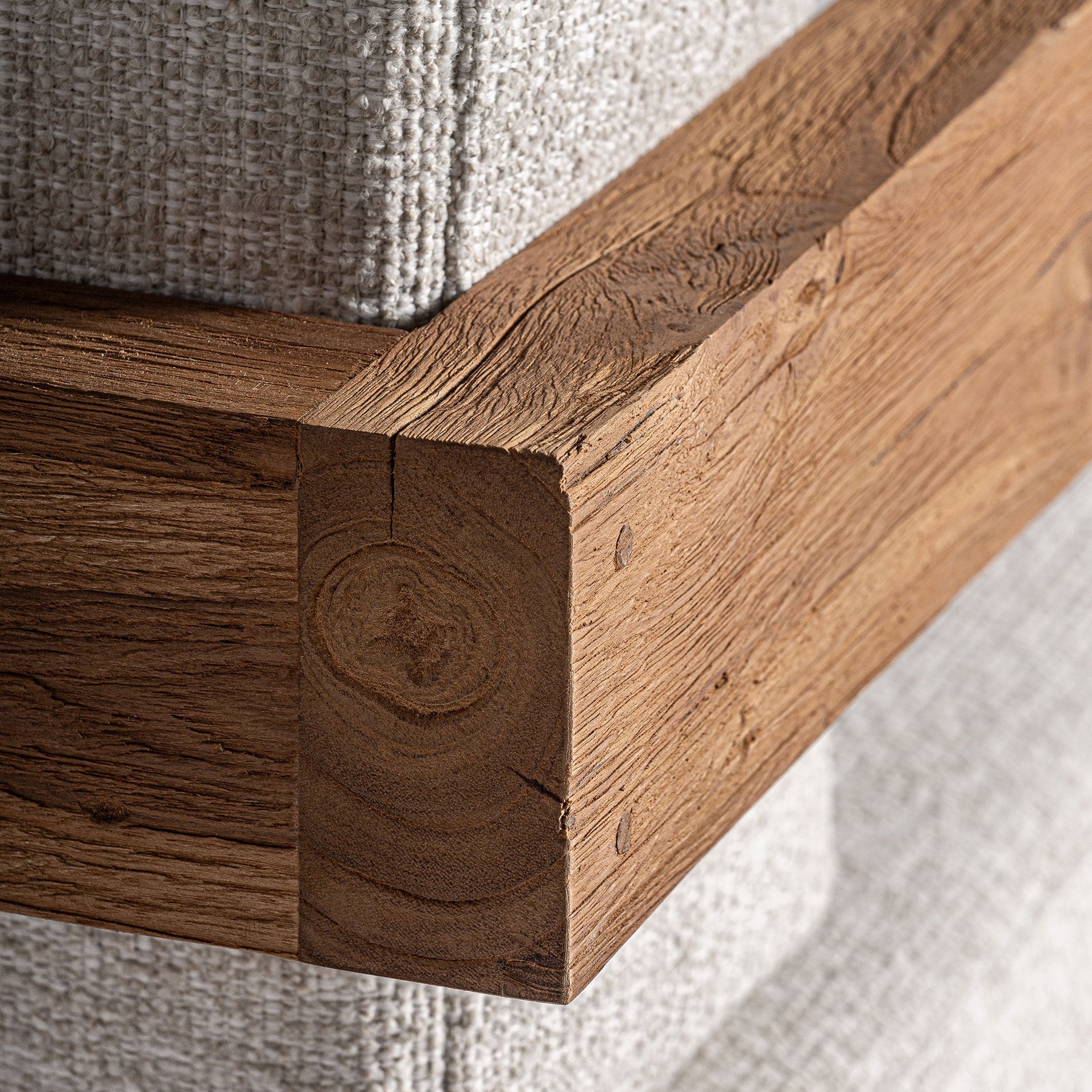 Encuadre inferior del sofá TESTA mostrando ensamblaje de madera en esquina - boutique interiorismo VICAL