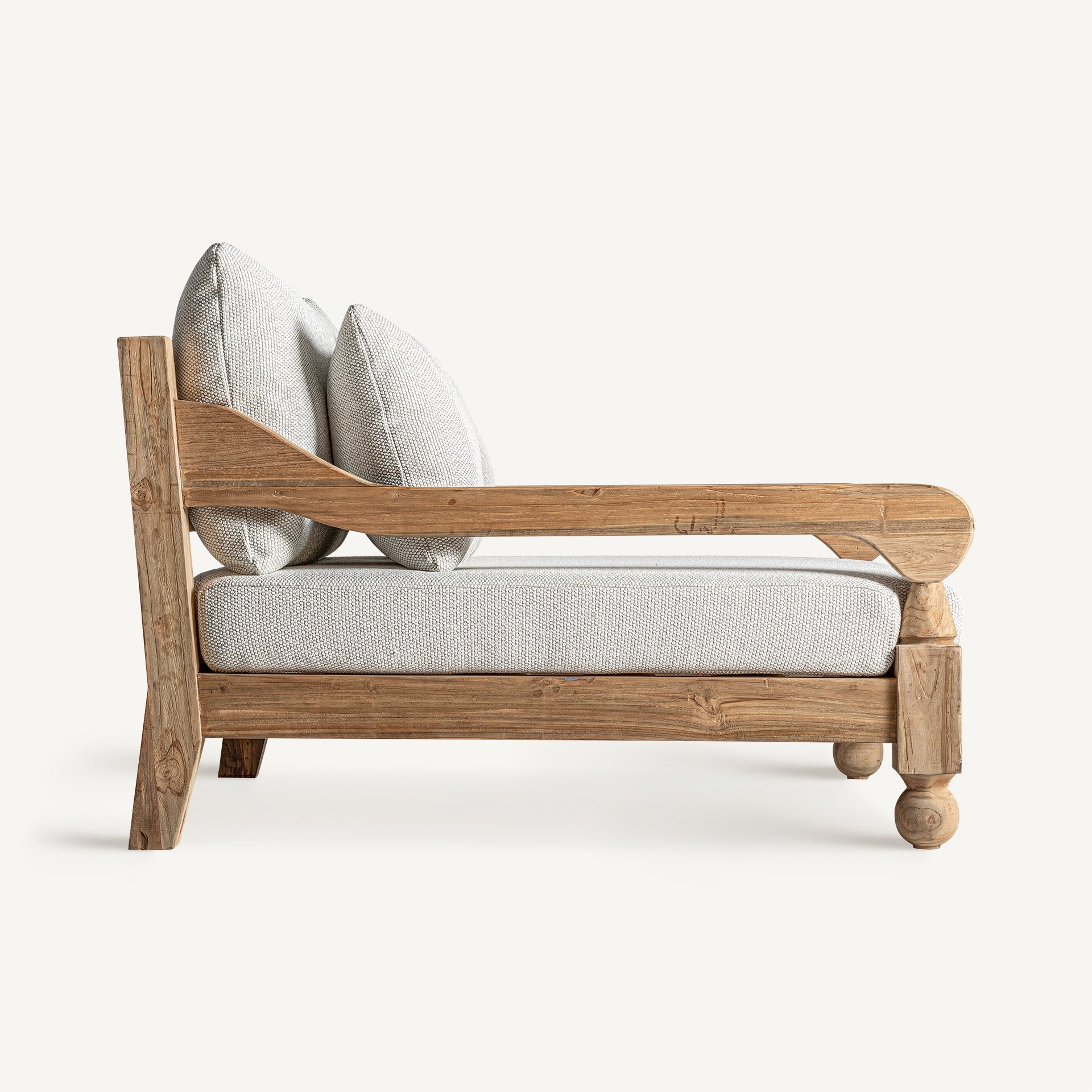Vista lateral del sofá modular Jodphur con estructura de madera natural y tapicería clara - boutique interiorismo VICAL