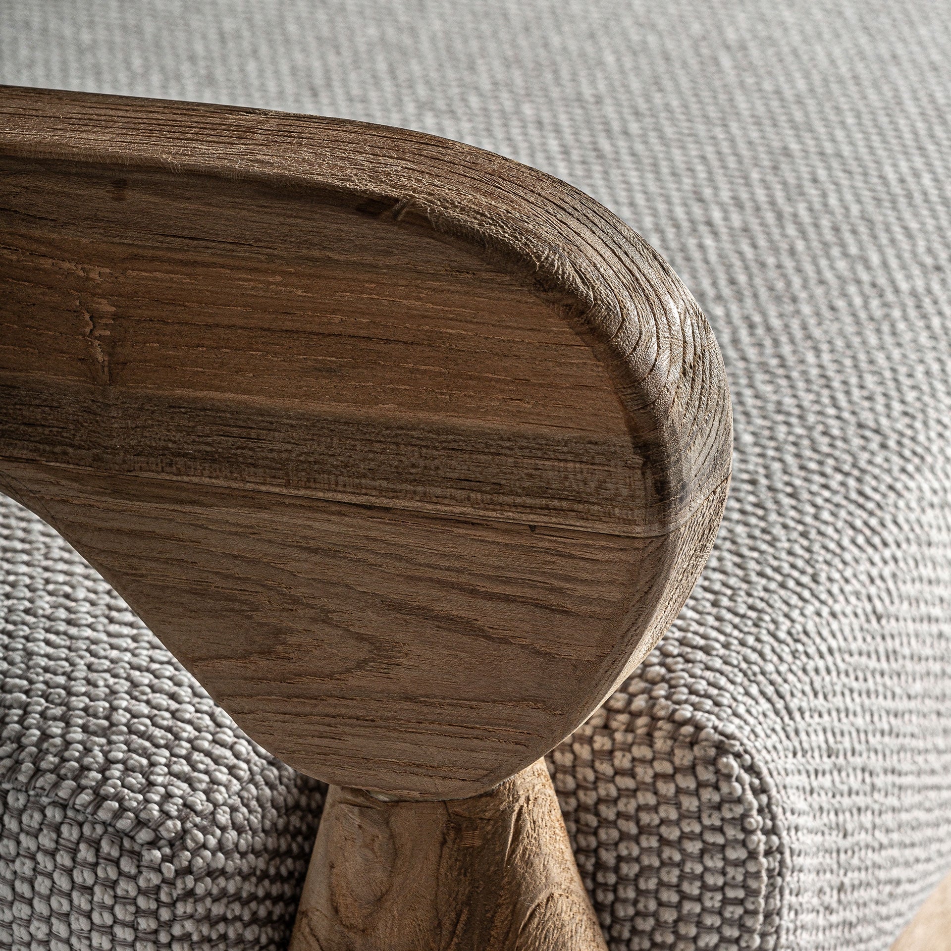 Detalle del brazo curvado en madera de teka del sofá Jodphur - boutique interiorismo VICAL