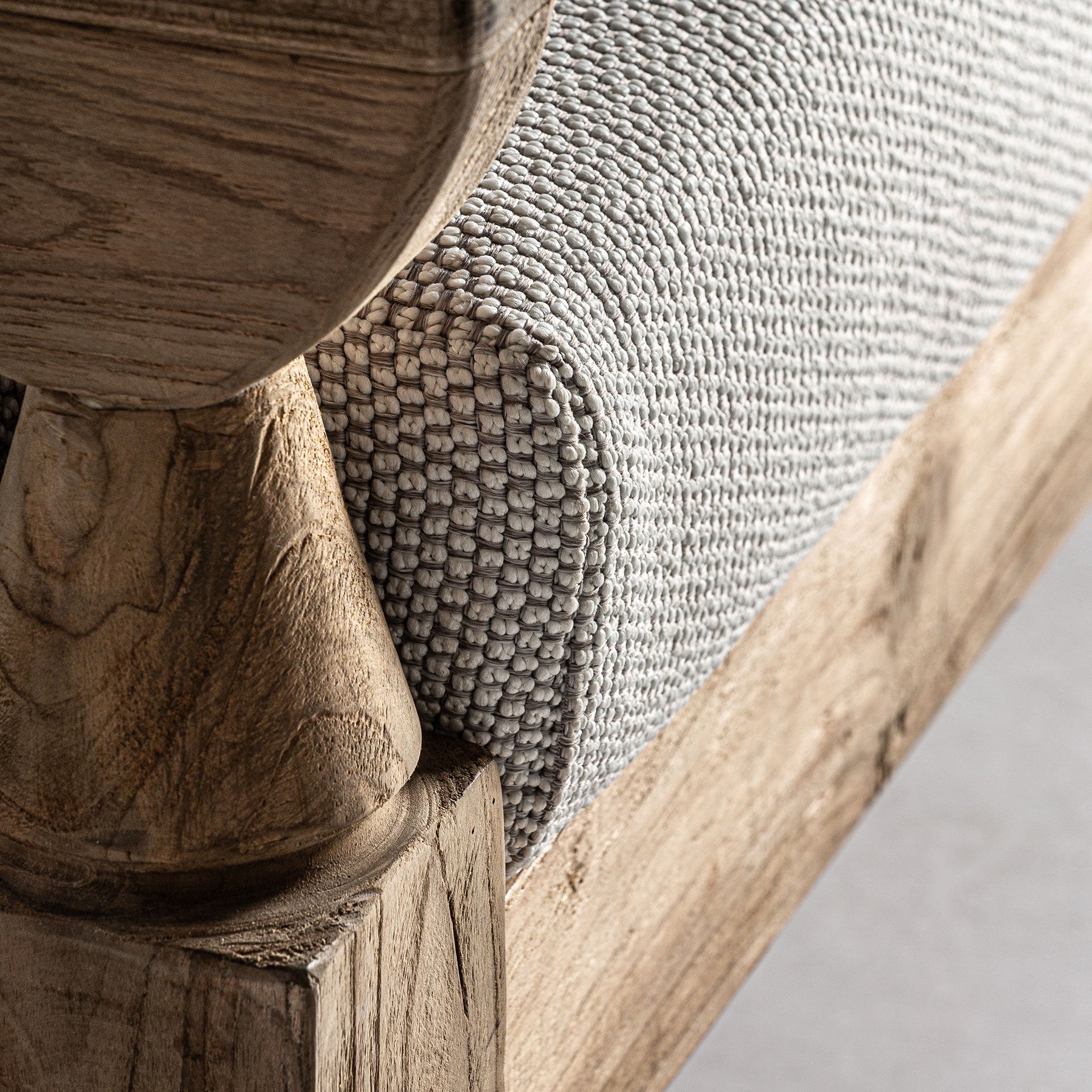 Primer plano de la estructura y textura del tapizado desenfundable del sofá Jodphur - boutique interiorismo VICAL