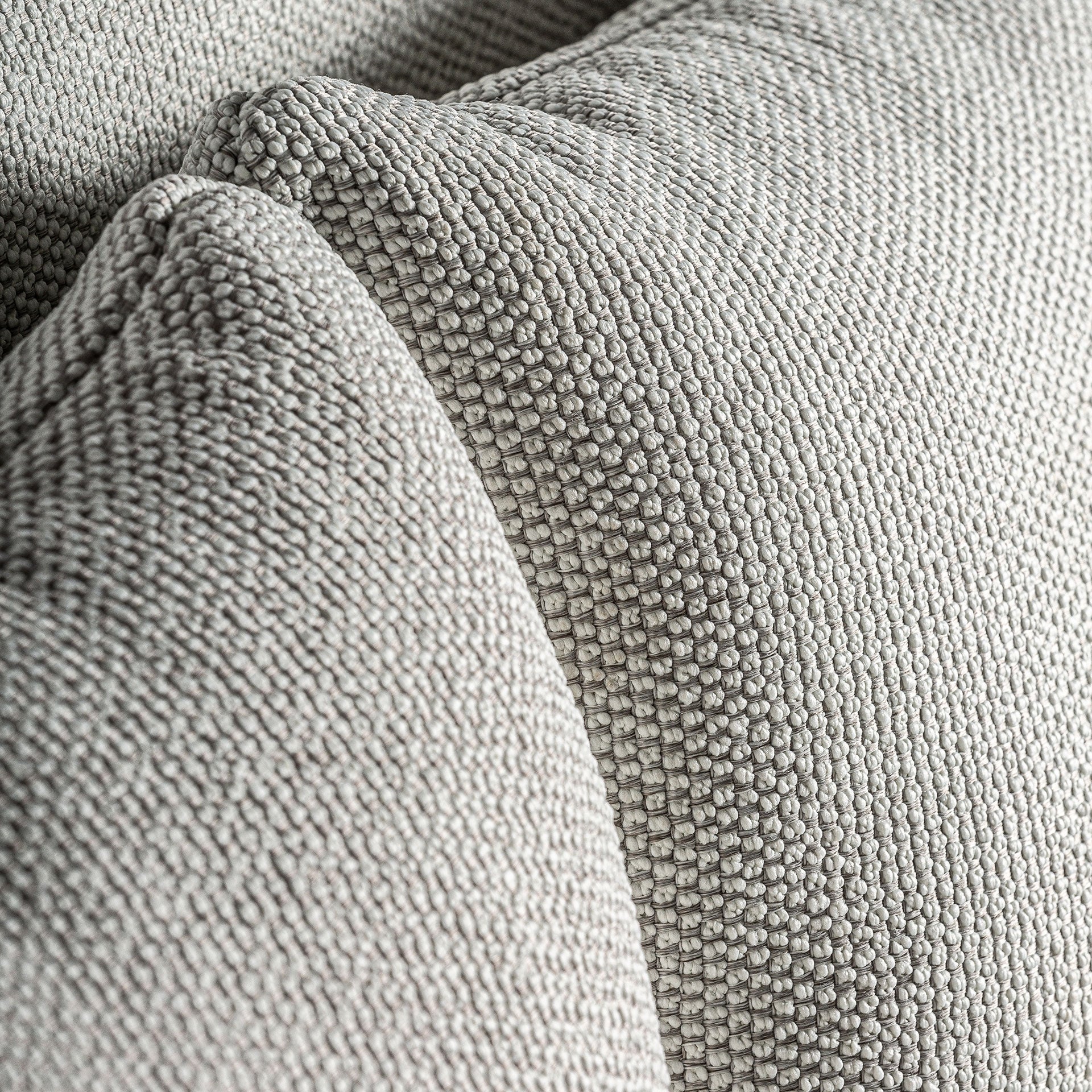 Detalle cercano de los cojines en tejido técnico para exterior del sofá Jodphur - boutique interiorismo VICAL