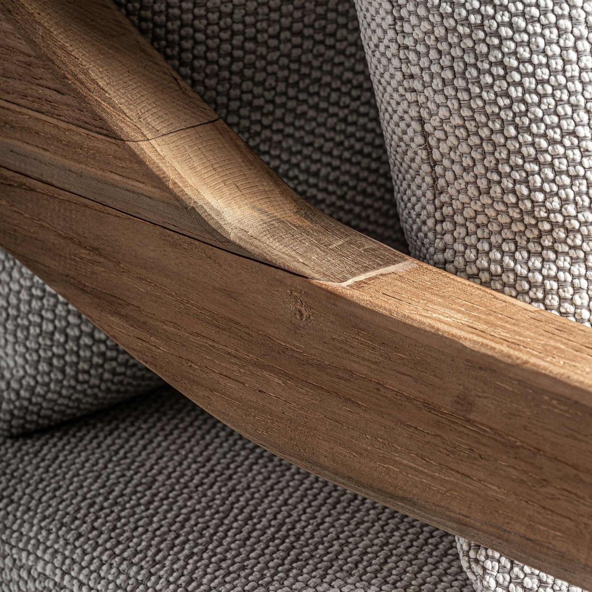 Encuadre del brazo trasero en madera natural del sofá Jodphur para jardín o terraza - boutique interiorismo VICAL