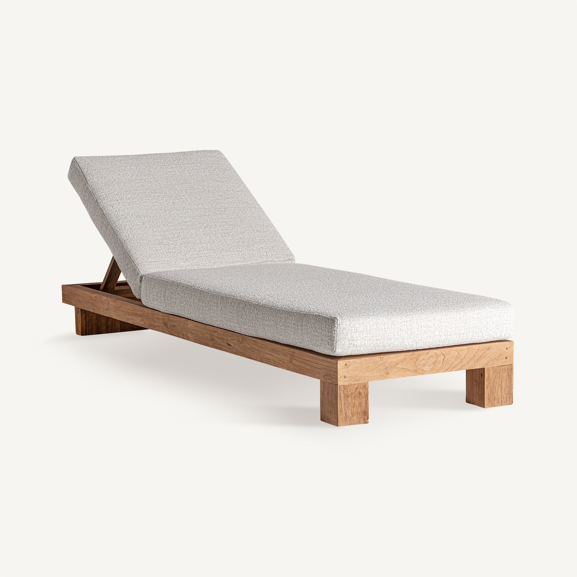Tumbona Testa vista general en madera de teka reciclada para exterior natural y elegante