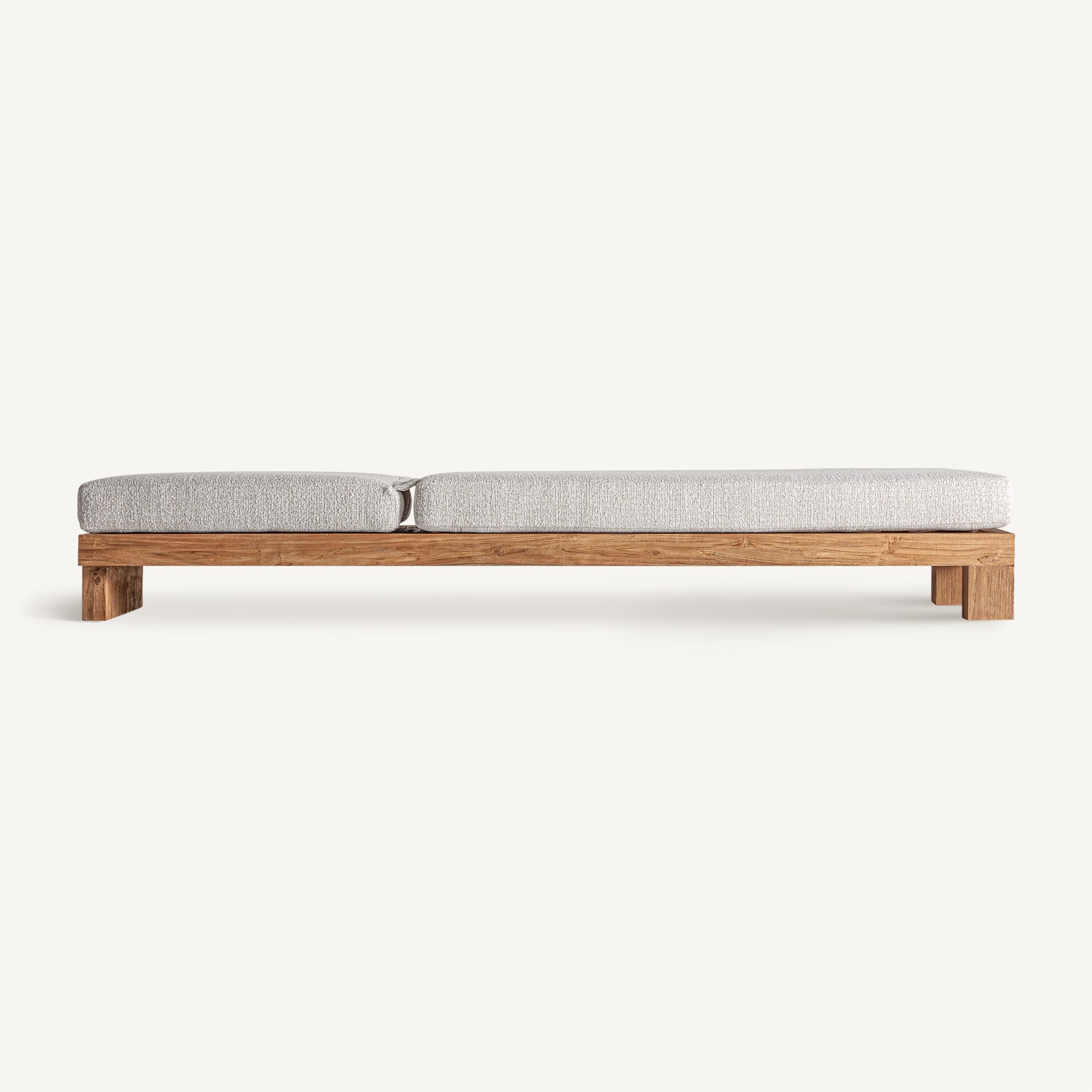 Estructura resistente de madera de teka reciclada en tumbona Testa de VICAL