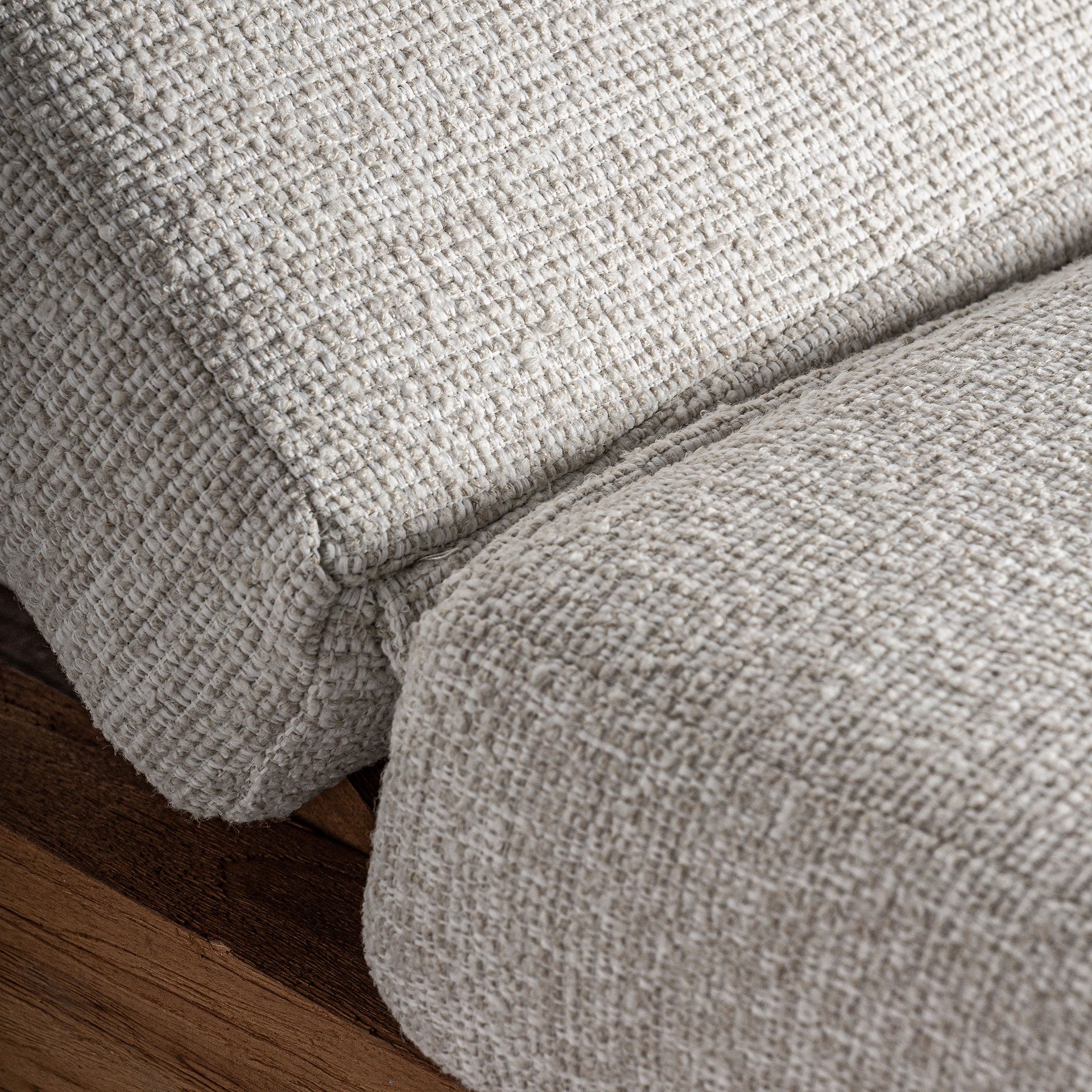 Detalle de apoyabrazos en madera de la tumbona Testa, diseño ergonómico