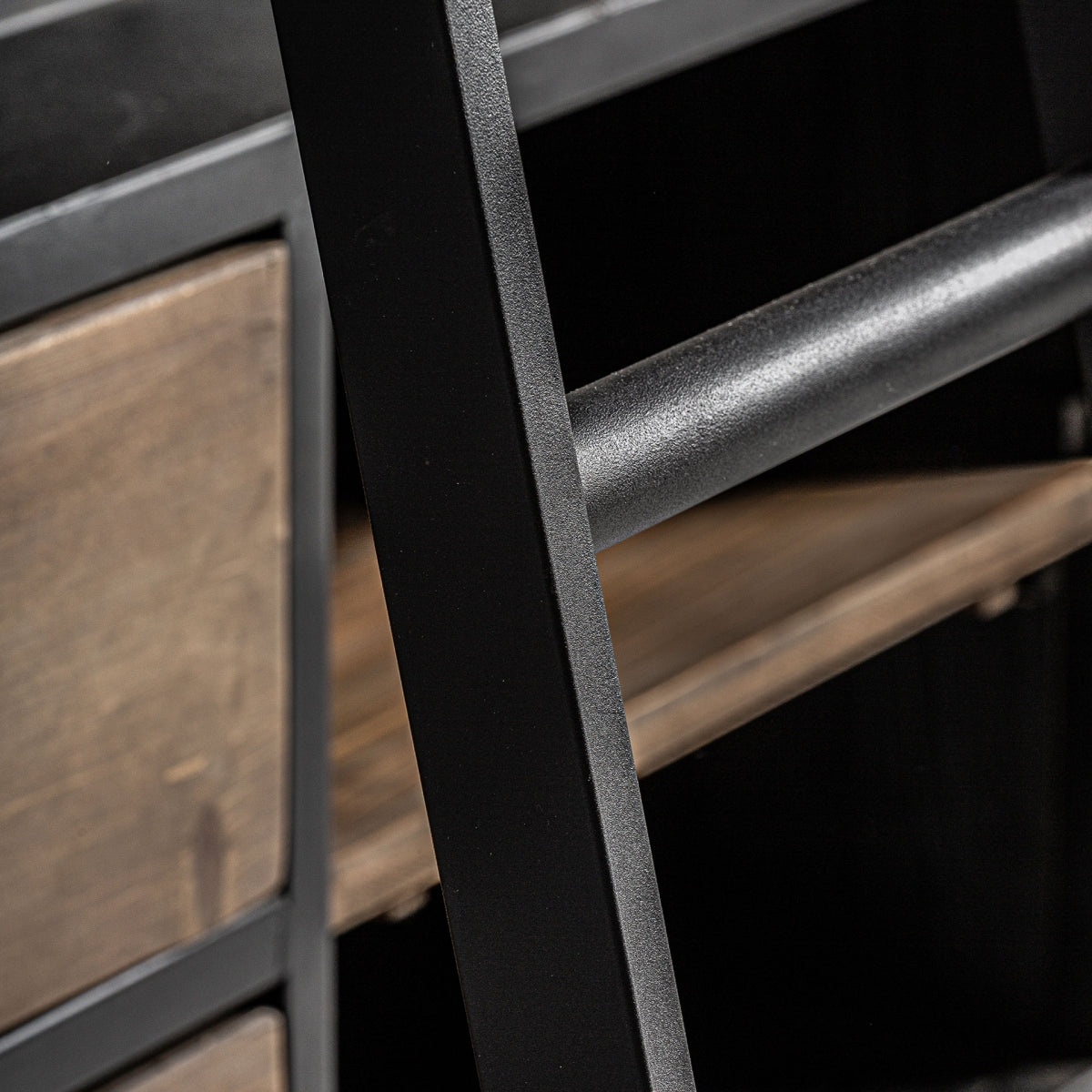 Detalle de la escalera metálica de la librería Ivalo, acabado negro mate y diseño funcional, estilo industrial VICAL.