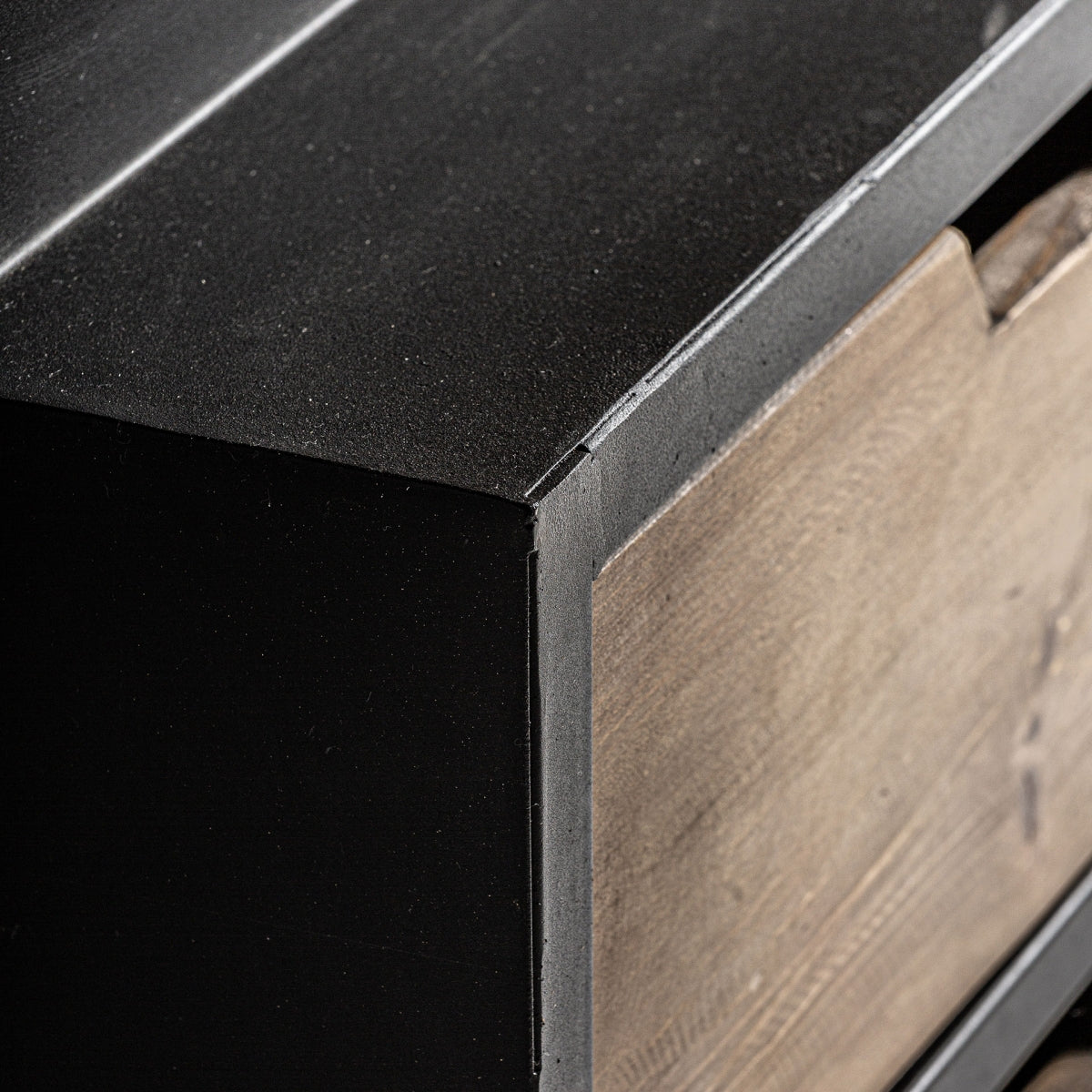 Detalle de la esquina superior en estructura metálica de la librería Ivalo, acabado industrial negro, boutique interiorismo VICAL.