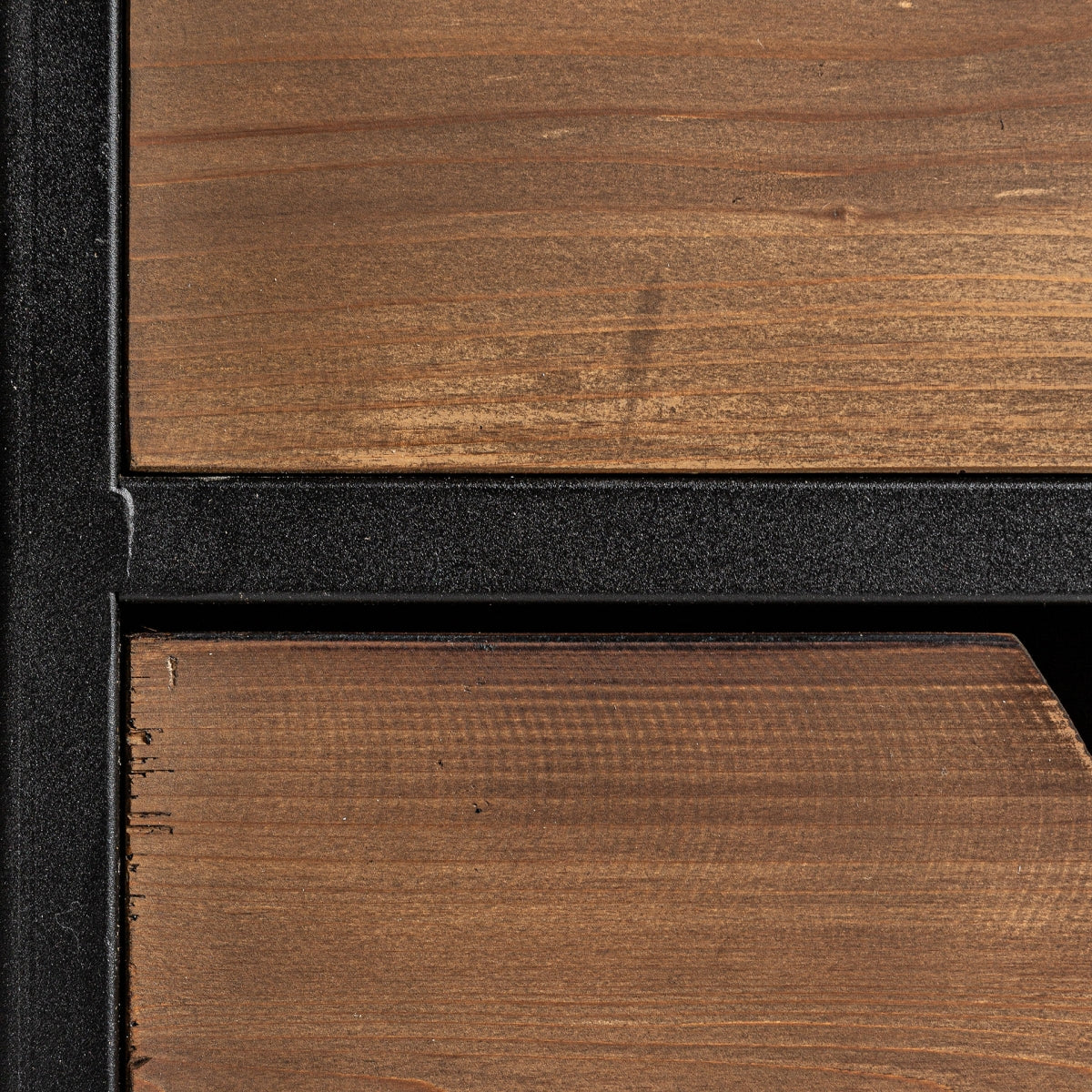 Vista frontal en detalle de los cajones de madera envejecida de la librería Ivalo, diseño robusto e industrial, boutique interiorismo VICAL.
