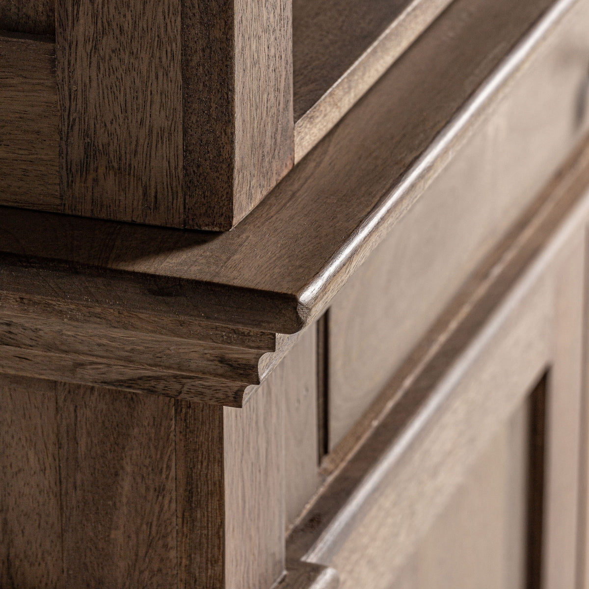 Detalle de moldura superior con acabado clásico en la librería Mandern, madera natural, boutique interiorismo VICAL.
