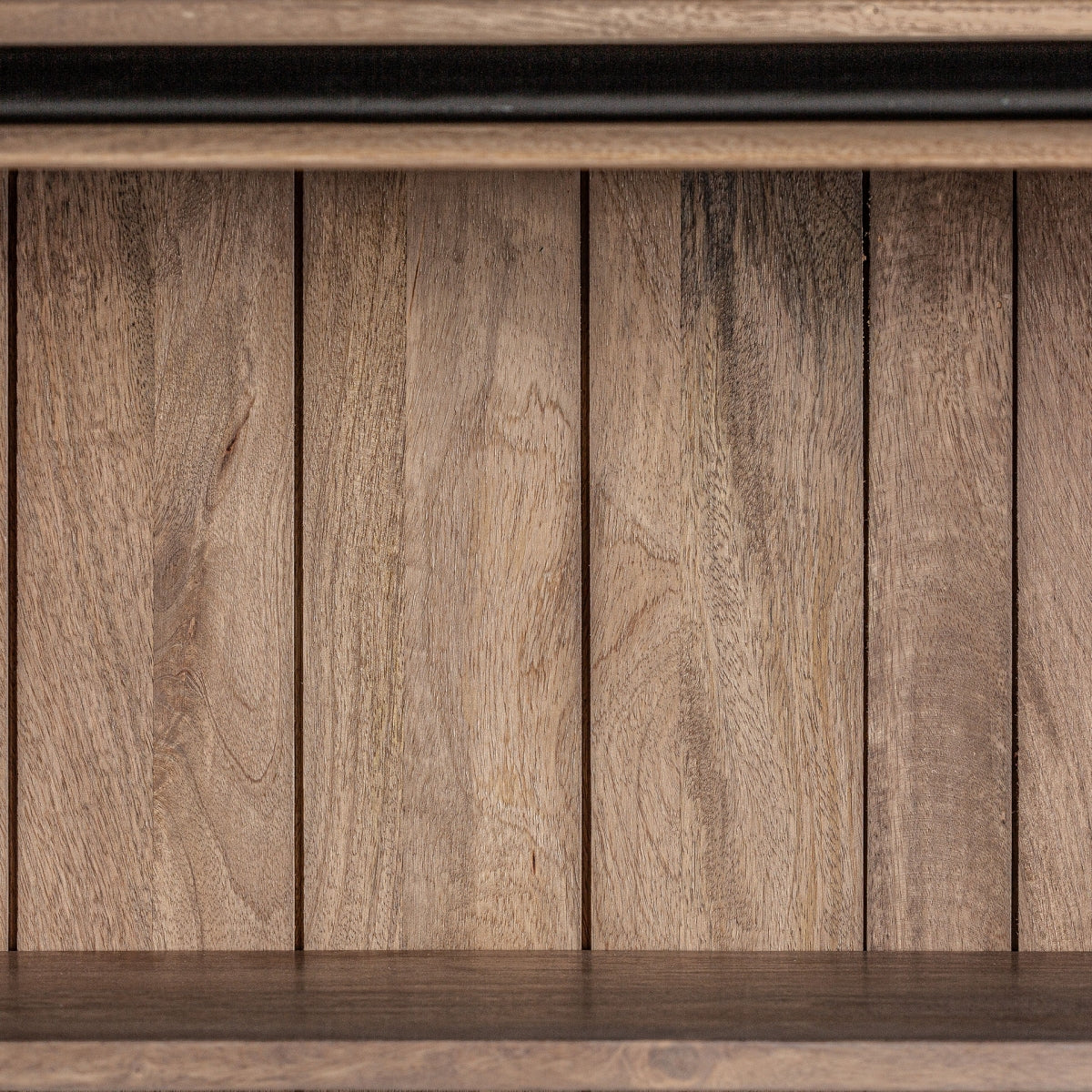 Detalle de vetas de madera natural en el interior de la librería Mandern, estilo colonial, boutique interiorismo VICAL.