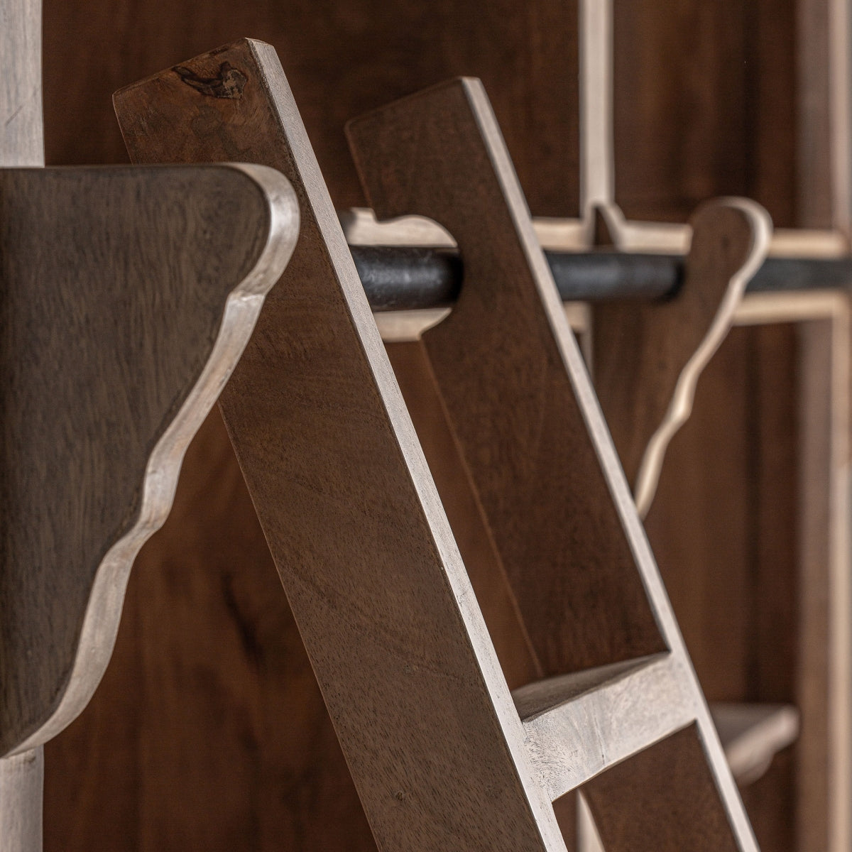 Detalle de la escalera colgada en barra metálica de la librería Mandern, diseño funcional y decorativo, boutique interiorismo VICAL.