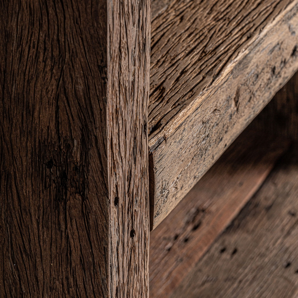 Estantería Walding de madera de roble macizo en acabado rústico, detalle veta madera roble envejecida estanteria walding boutique_interiorismo vical