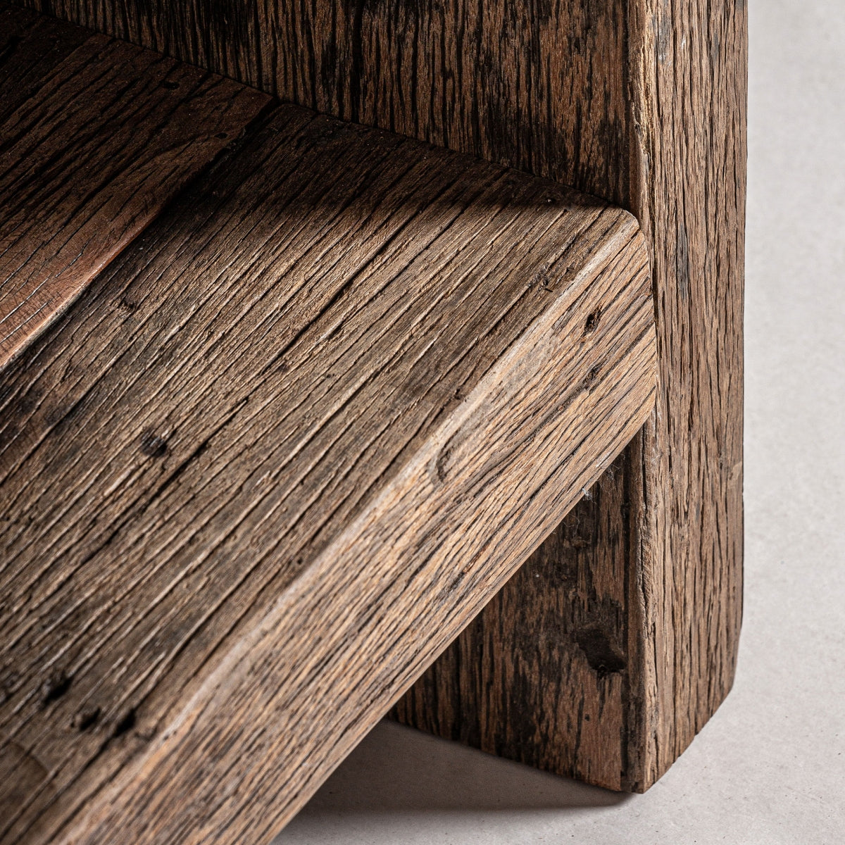 Estantería Walding de madera de roble macizo en acabado rústico, detalle esquina superior estanteria roble diseño rustico boutique_interiorismo vical