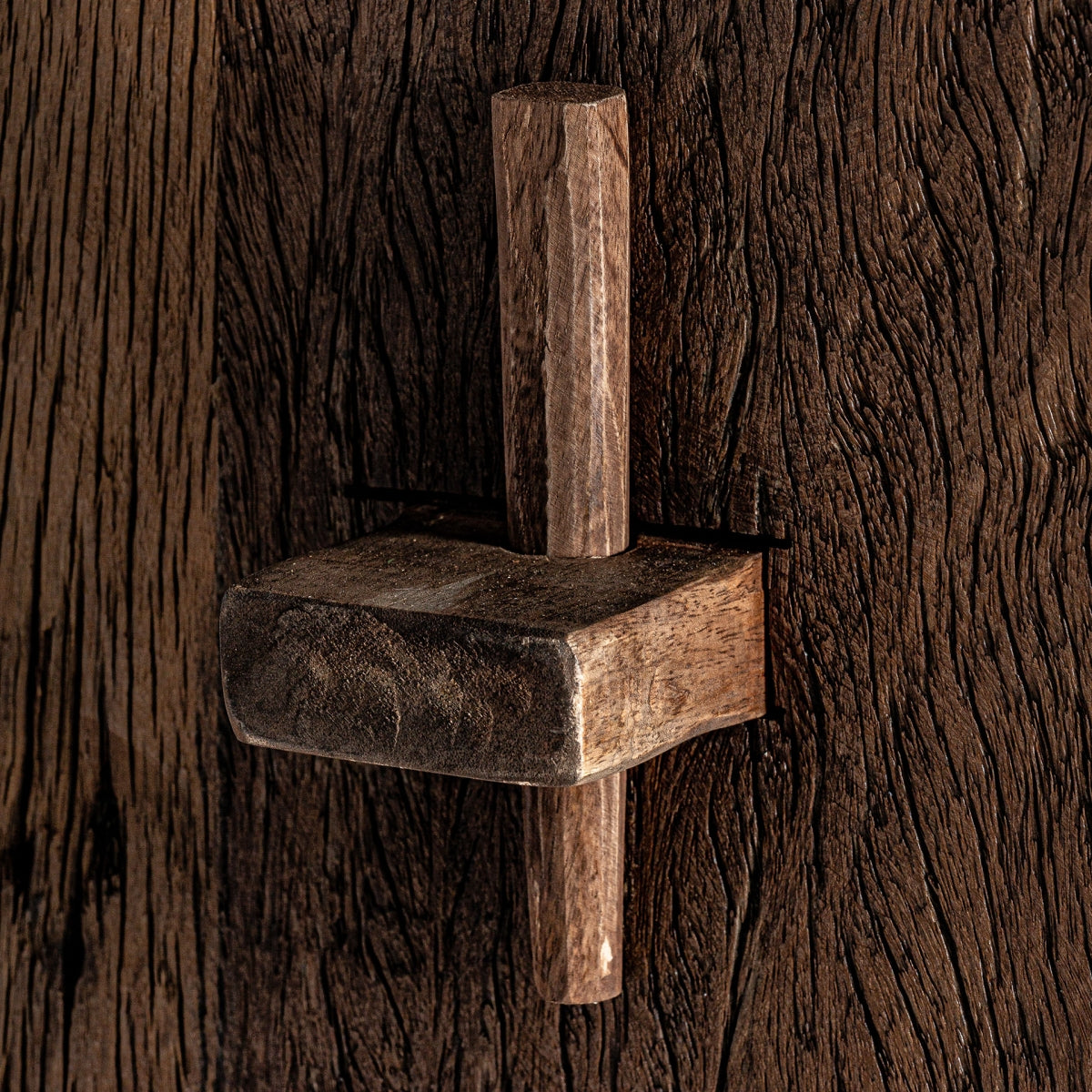 Estantería Walding de madera de roble macizo en acabado rústico, detalle union madera artesanal ensamble rustico boutique_interiorismo vical