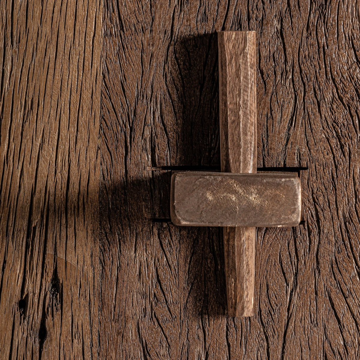 Estantería Walding de madera de roble macizo en acabado rústico, detalle ensamble madera rustico veta natural estanteria boutique_interiorismo vical