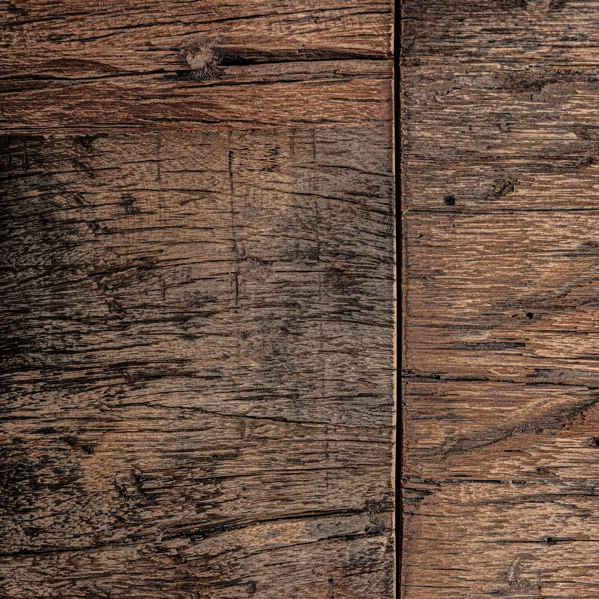 Detalle cercano de la textura de la madera reciclada en la librería Samsun