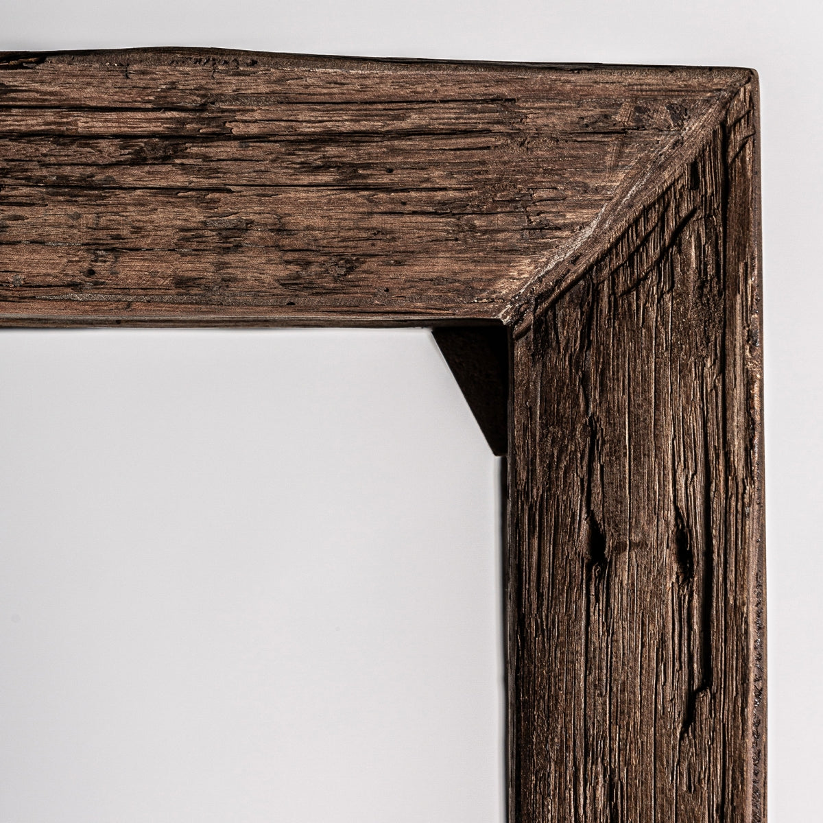 Acabado superior de la librería Samsun con ensamble visible en madera antigua
