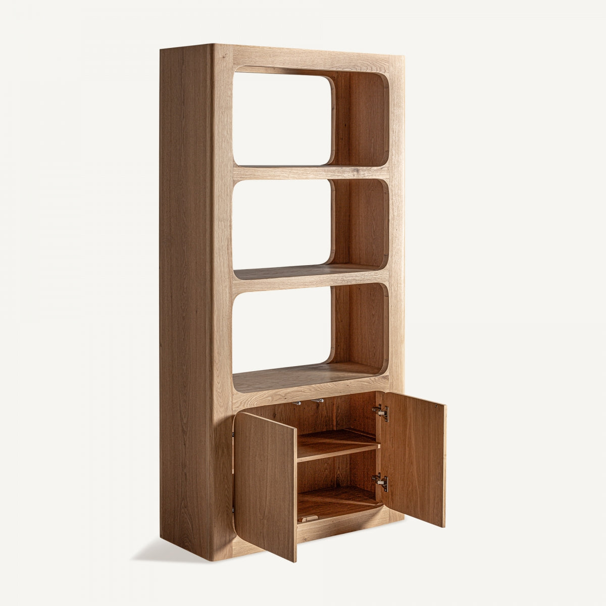 Librería Saulge en madera de roble clara con librería abierta con puertas madera clara detalle funcional boutique_interiorismo vical