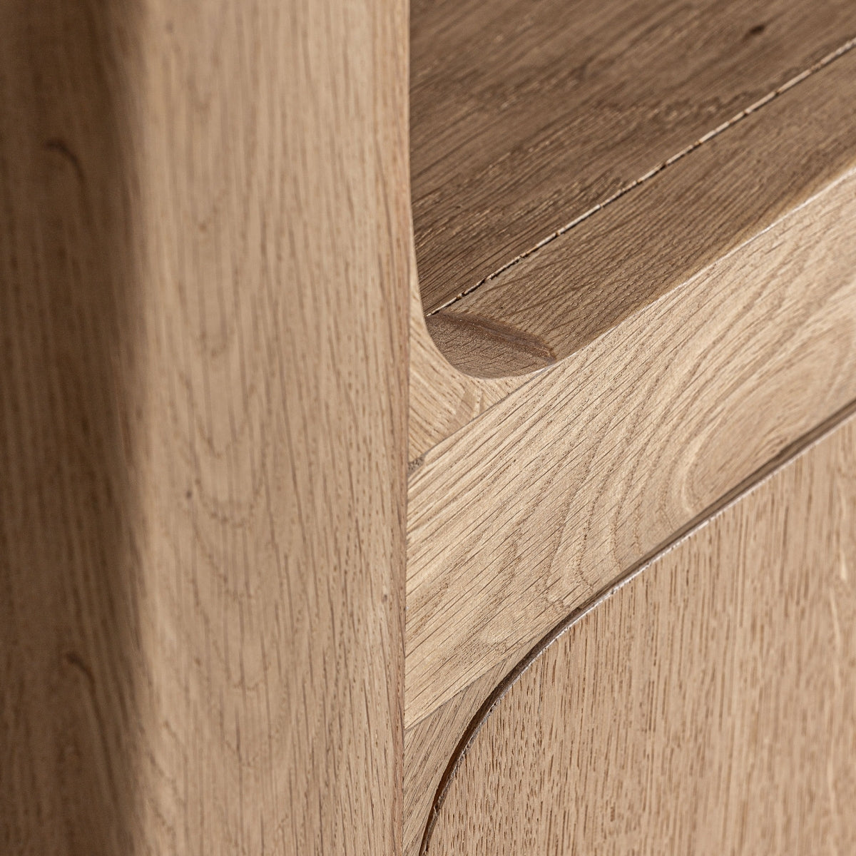 Librería Saulge en madera de roble clara con detalle estructura curva madera roble estantería boutique_interiorismo vical