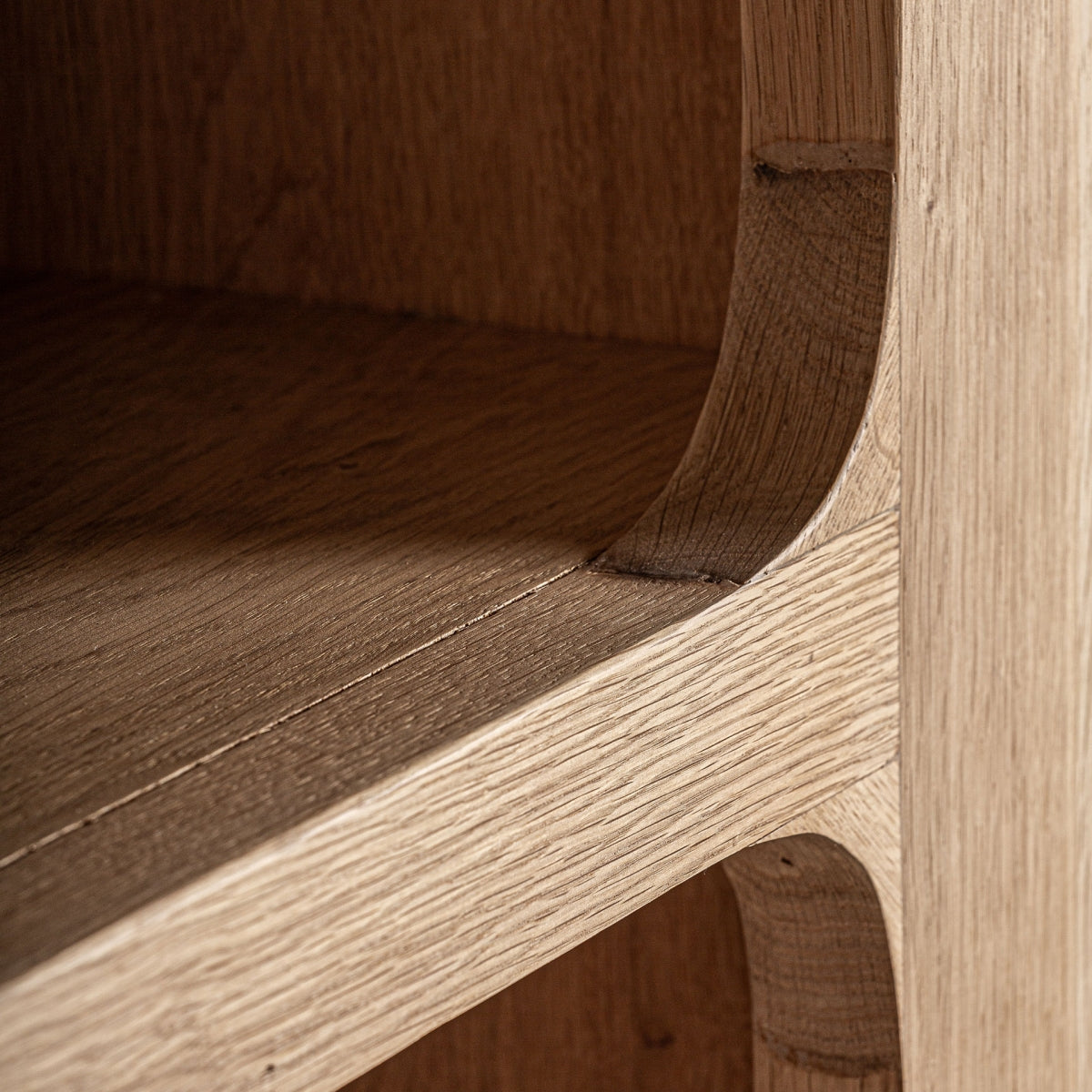 Librería Saulge en madera de roble clara con detalle interior balda madera librería roble claro boutique_interiorismo vical