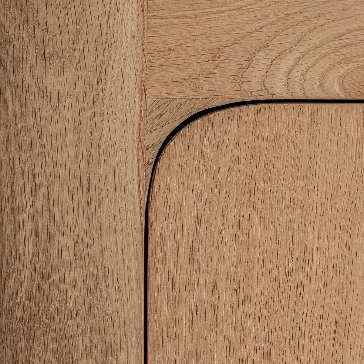 Librería Saulge en madera de roble clara con detalle puertas inferiores estantería diseño redondeado nórdico boutique_interiorismo vical