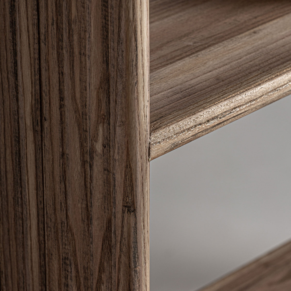 Detalle del acabado natural de la madera reciclada de la librería Gloucester