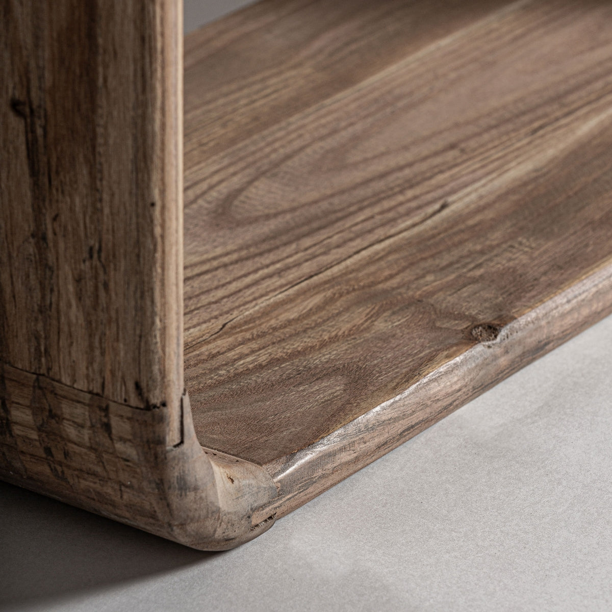 Detalle de la base inferior de la librería Gloucester con esquinas redondeadas en madera