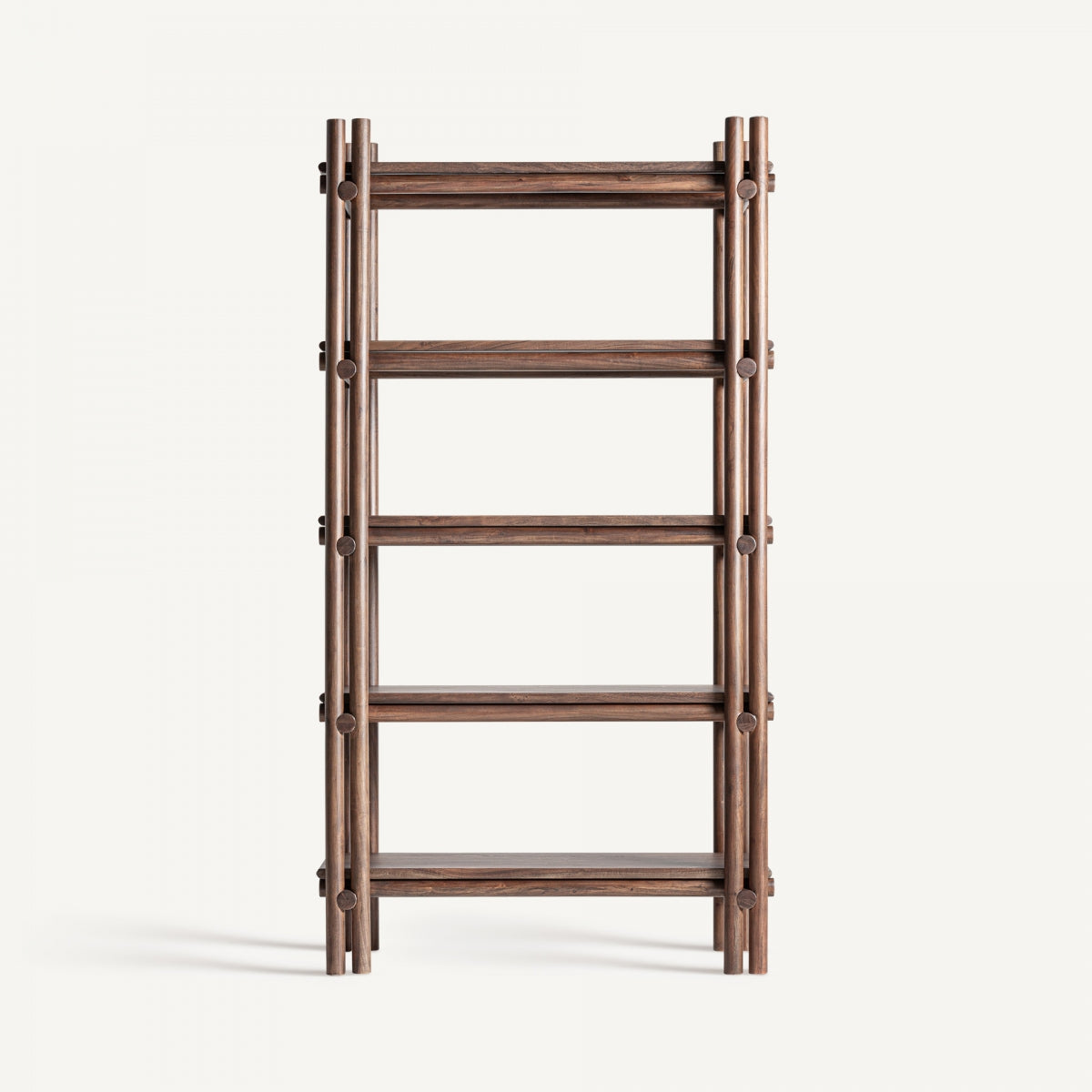 Vista frontal de la estantería Hambye con baldas de madera maciza y estructura tubular de diseño moderno, boutique interiorismo VICAL.