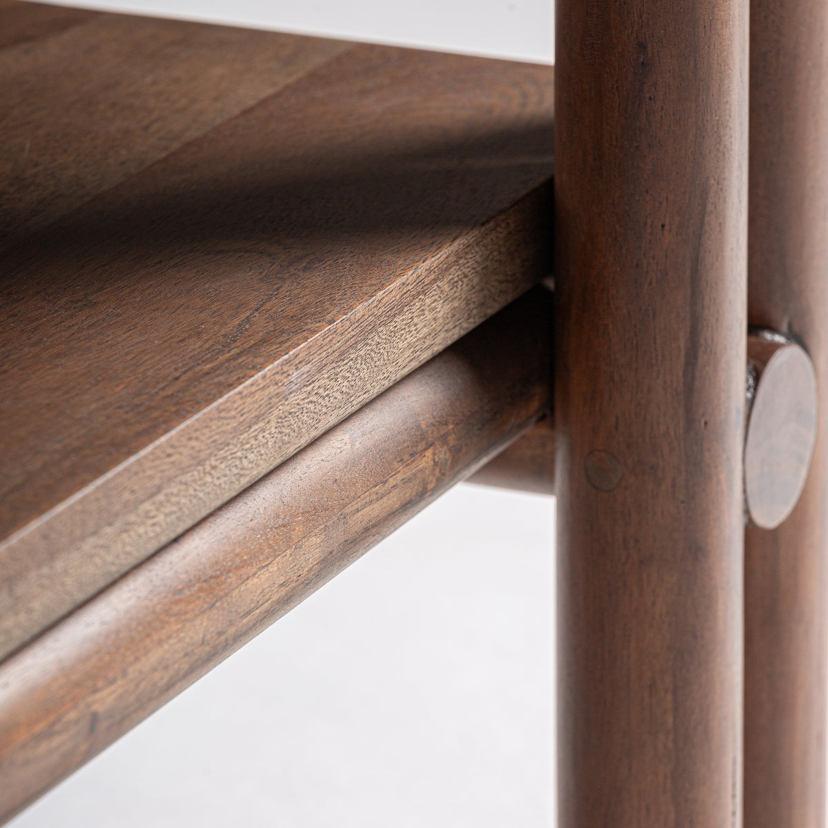 Detalle de la balda superior en madera de nogal de la estantería Hambye, textura natural, boutique interiorismo VICAL.
