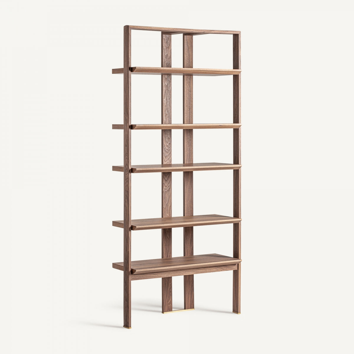 Vista en ángulo de la librería Gifhorn con múltiples baldas, ideal para composiciones decorativas y almacenaje con estilo.