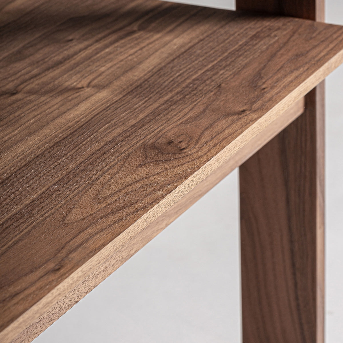 Detalle del acabado natural de la balda superior de la librería Gifhorn, con vetas visibles de madera de olmo.