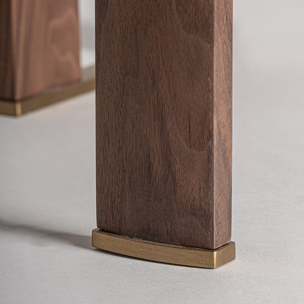 Detalle de una pata de la librería Gifhorn con remate dorado y estructura robusta en madera.