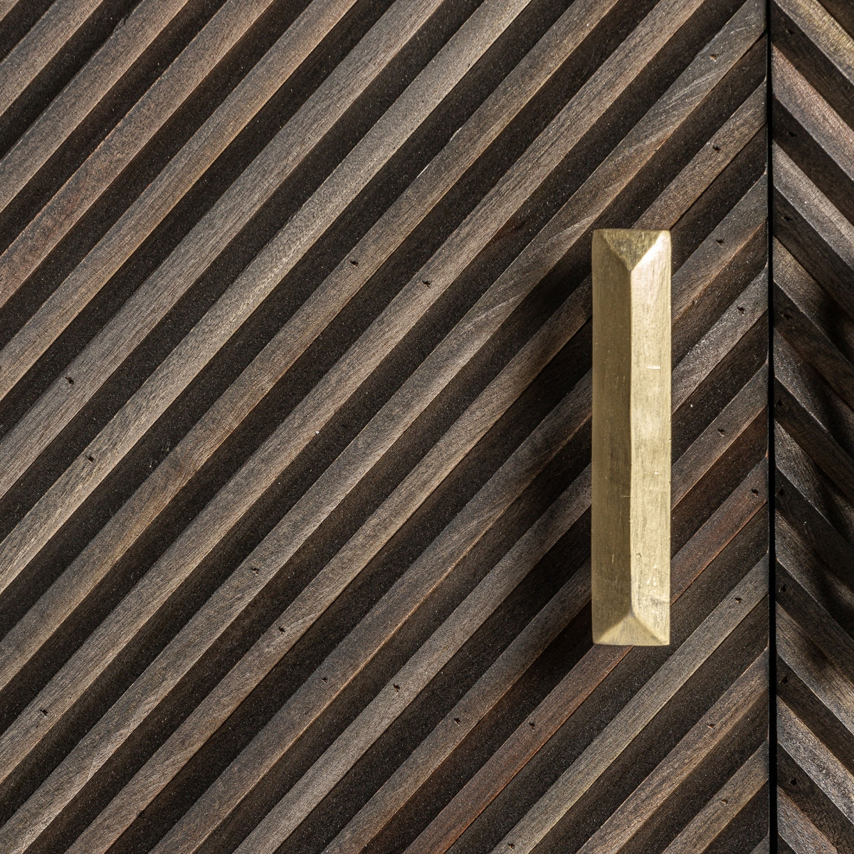 Textura en espiga de la madera de mango acanalada del mueble TV Kraj, con gran riqueza visual.