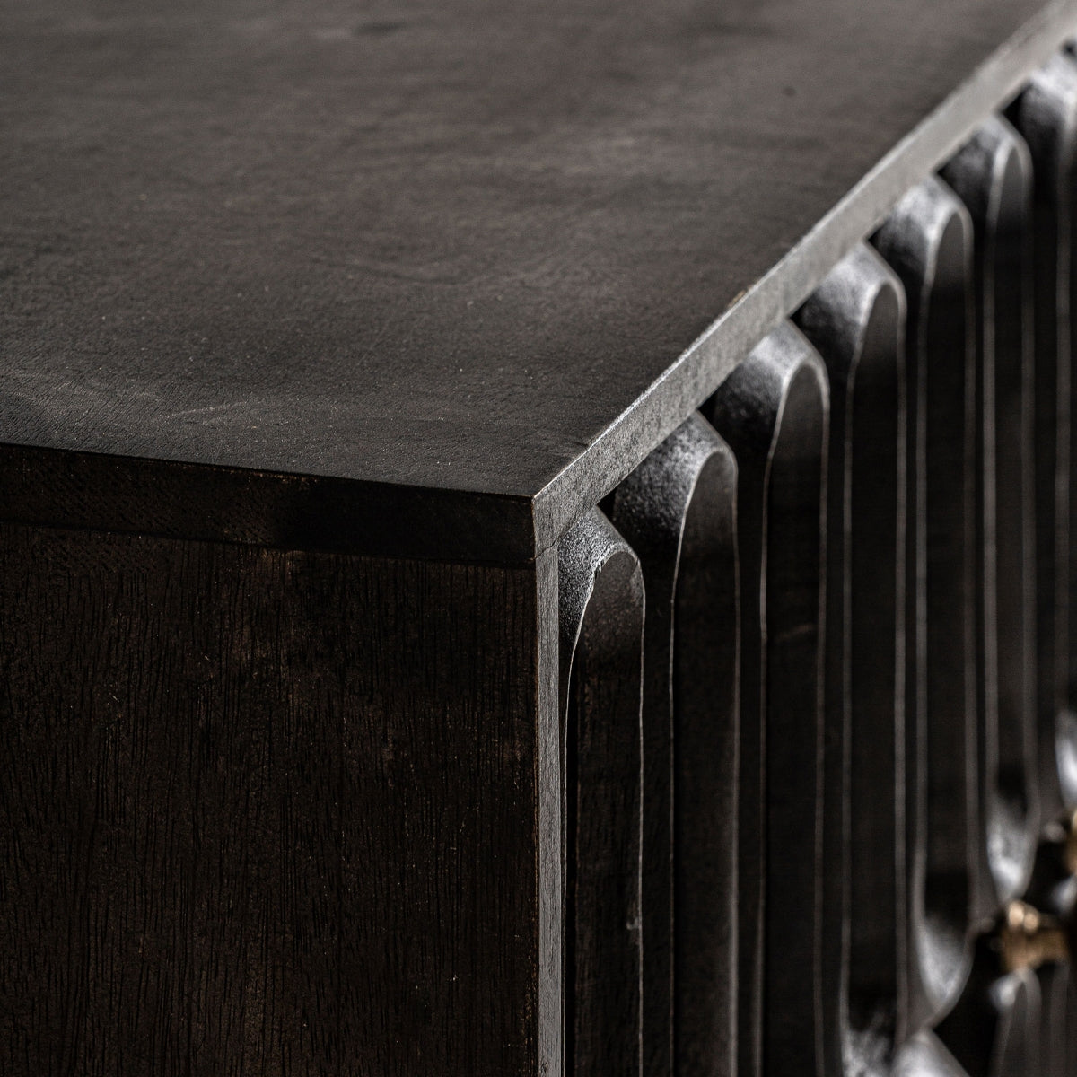 Detalle de la tapa superior del aparador Emly en madera oscura, acabado liso y refinado.