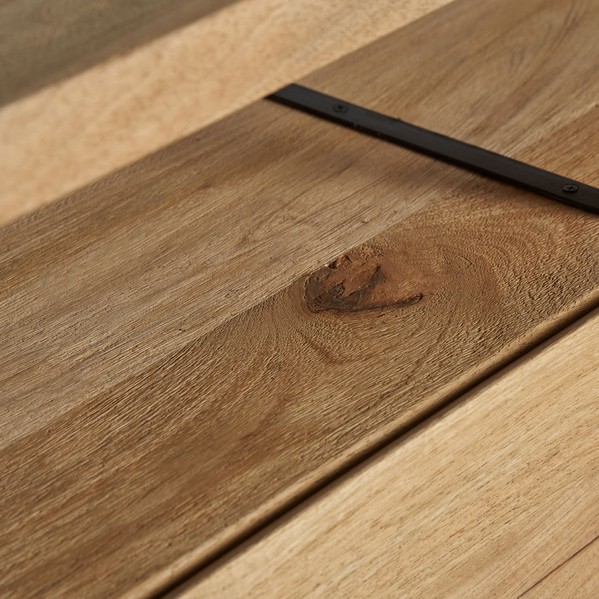 Detalle de la veta natural de la madera de mango, con acabados artesanales de gran autenticidad.
