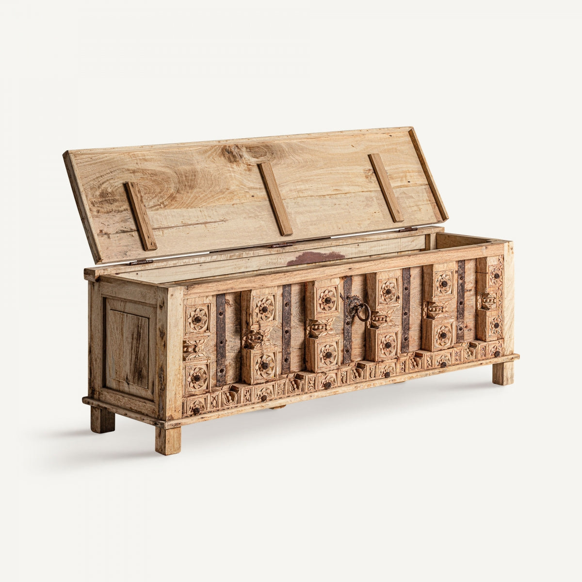 Baúl PHALODI abierto, mostrando el interior de madera maciza, ideal como almacenaje decorativo en ambientes boho o clásicos.