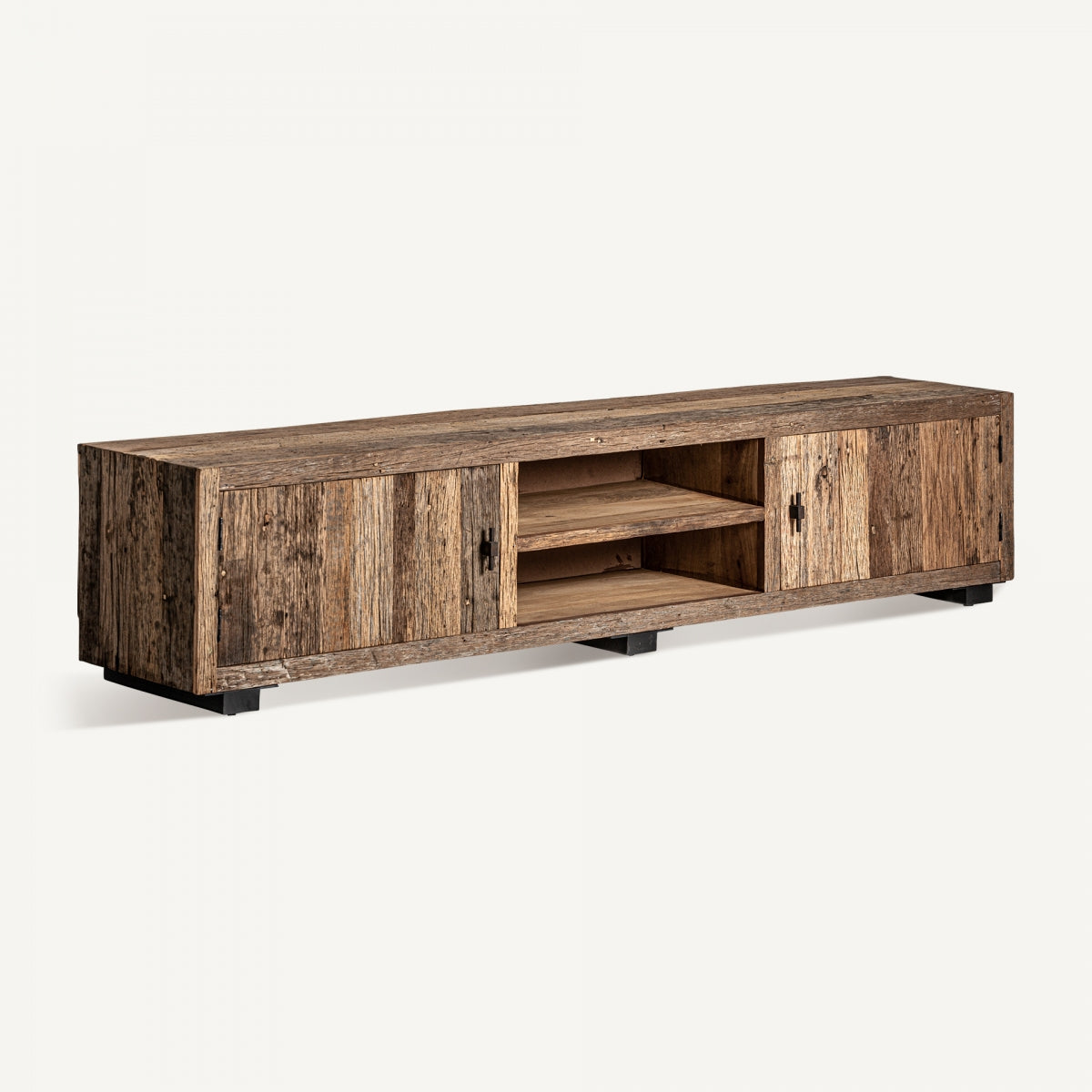Vista en perspectiva del mueble TV de madera envejecida, ideal para espacios cálidos y con historia.