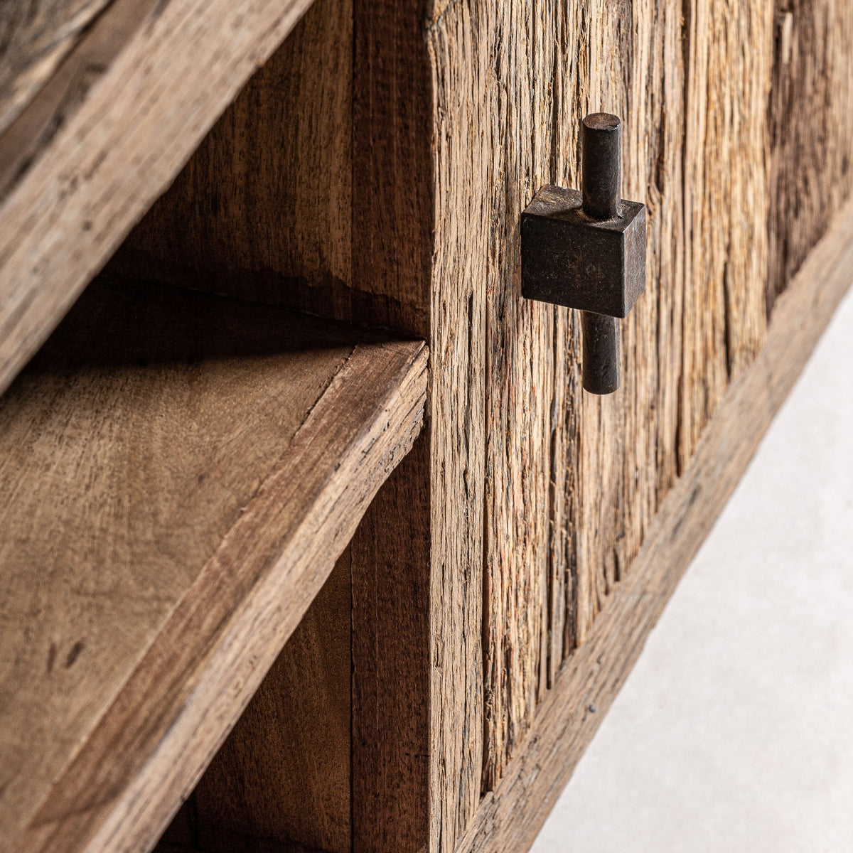 Detalle de la estructura interna y estantes, mostrando la nobleza y solidez de la madera natural.