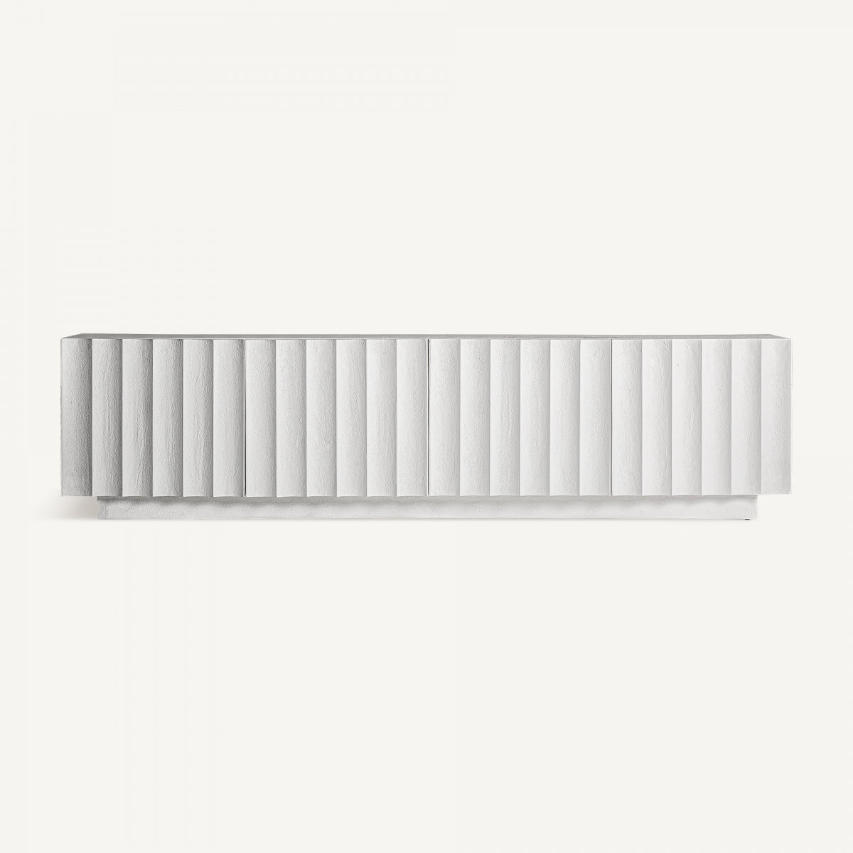 Aparador blanco con diseño acanalado frontal, estilo minimalista moderno, ideal para salones contemporáneos.