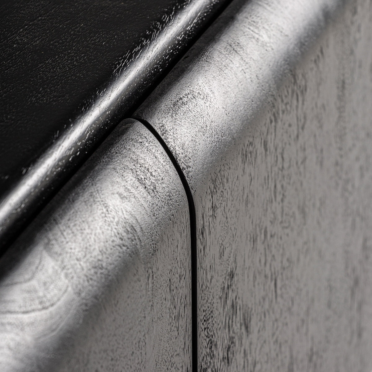 Detalle del acabado en madera negra con textura y curva de la puerta del aparador - estilo sofisticado boutique interiorismo Vical