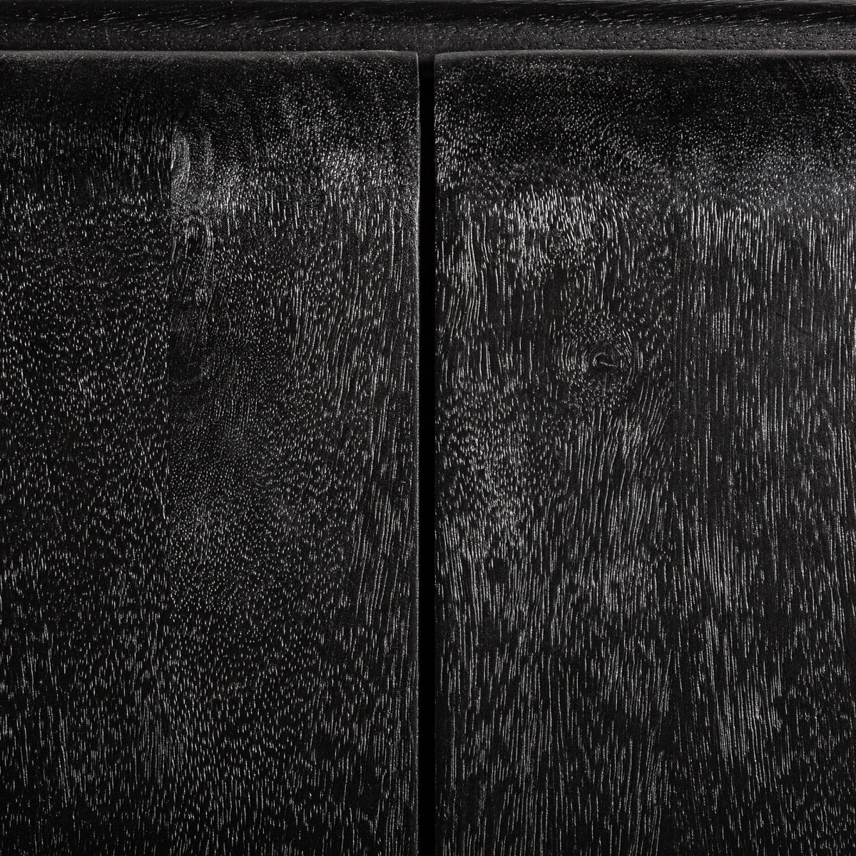 Primer plano de la veta de la madera negra del aparador Norfolk - textura natural y elegante boutique interiorismo Vical