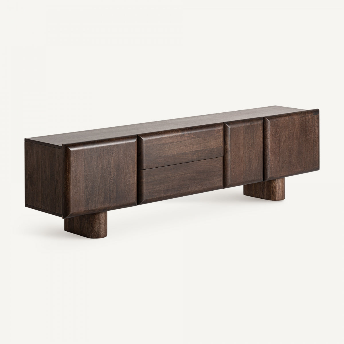 Vista lateral del mueble TV con detalle de volúmenes curvos y patas sólidas, estilo moderno cálido.