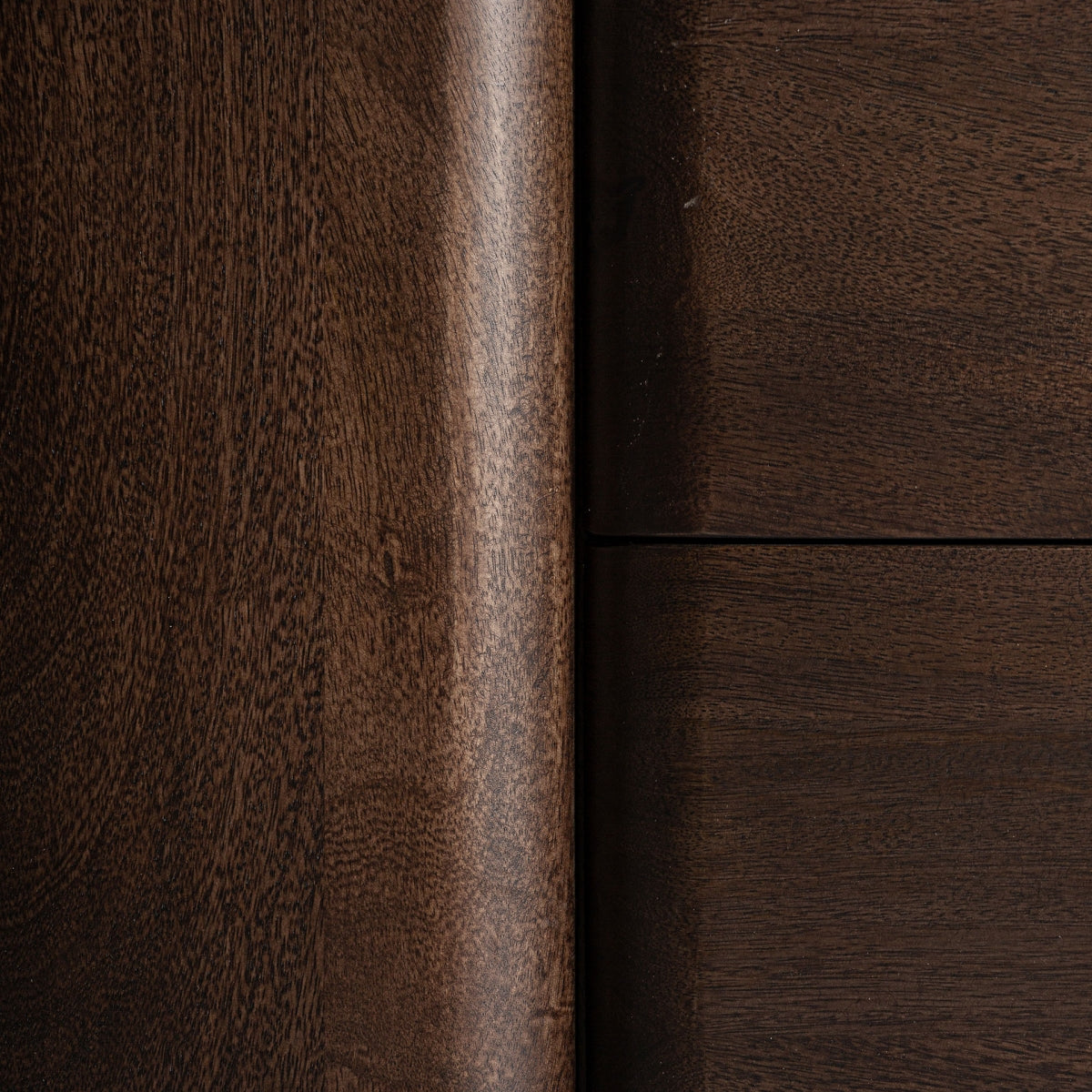Detalle de las vetas en madera oscura, acabado elegante para ambientes sofisticados y acogedores.