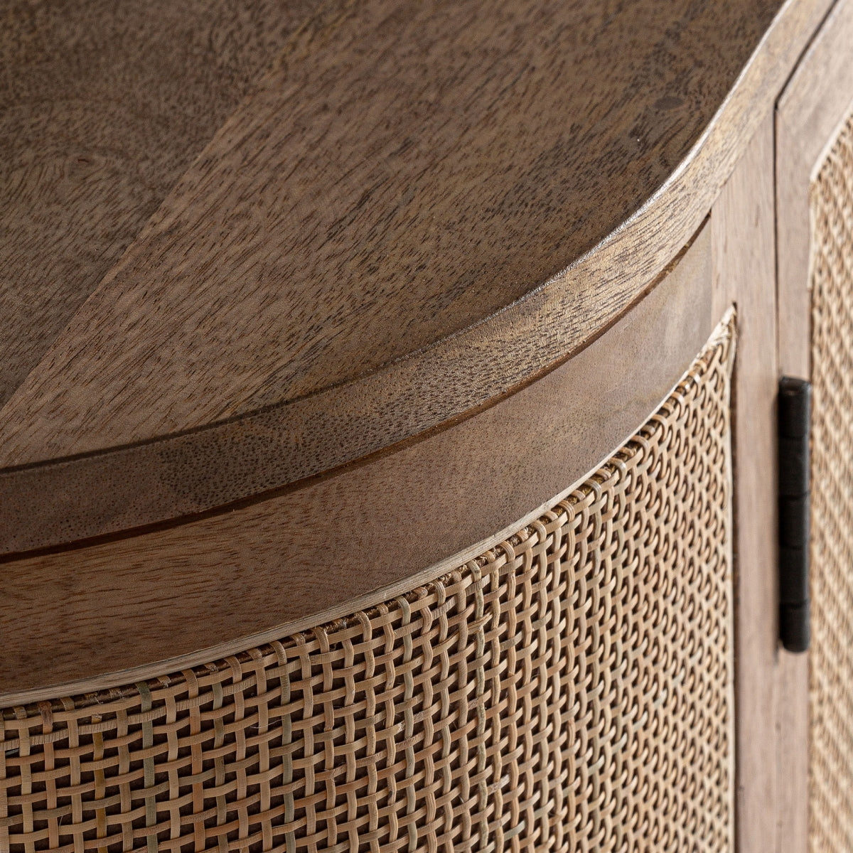 Detalle lateral del mueble con acabado redondeado en madera de mango, estilo suave y acogedor.