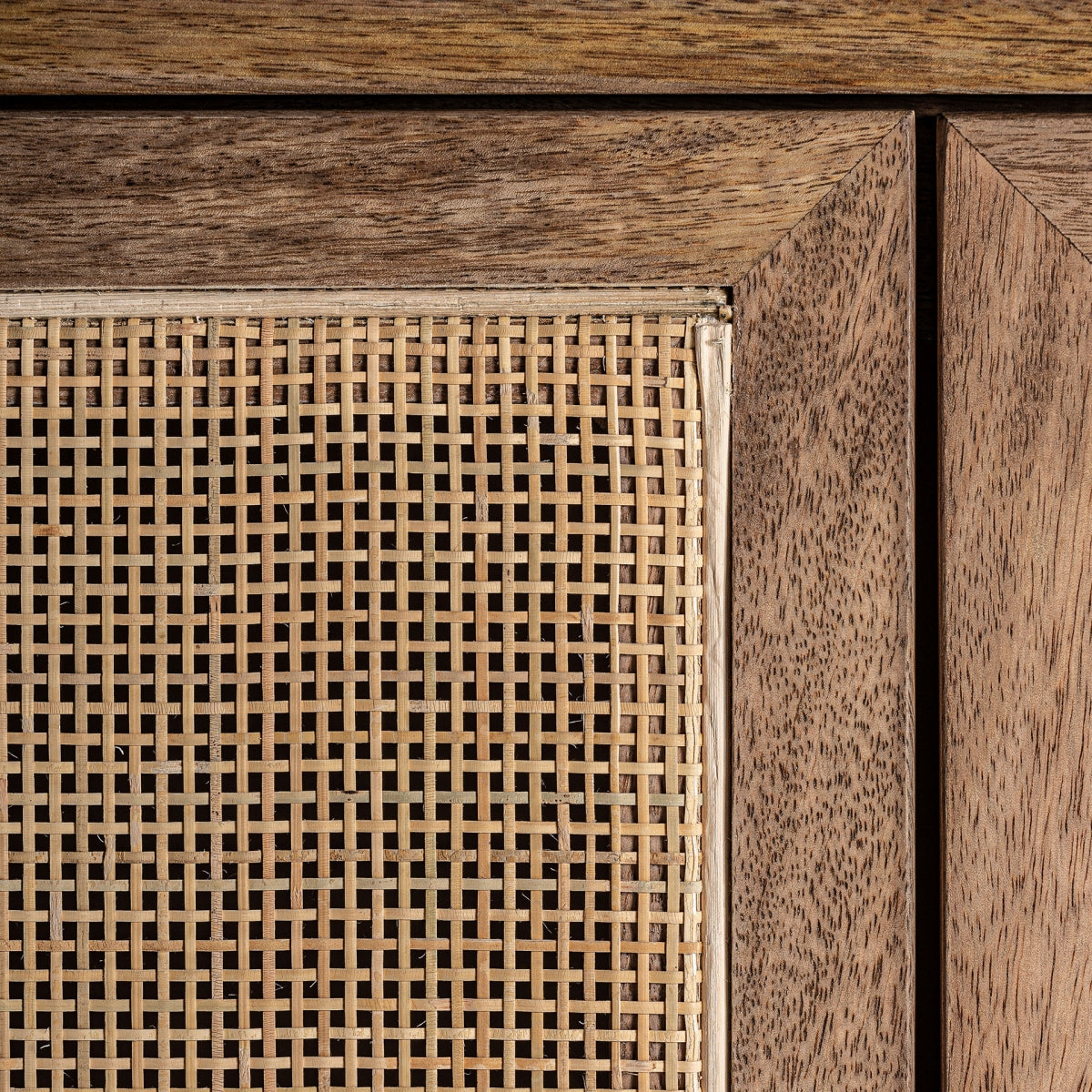 Detalle del entramado de rejilla natural enmarcado en madera de mango, textura cálida y orgánica.