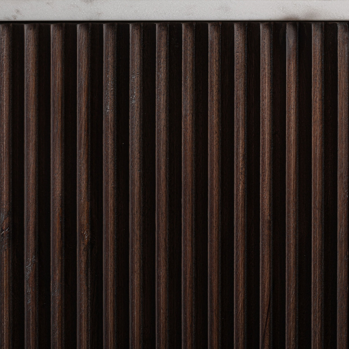 Detalle frontal de la madera acanalada en tono oscuro, estilo moderno y cálido
