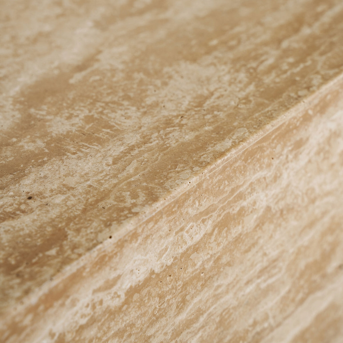 Textura superior del mueble Thiennes, travertino con veta natural en tonos beige y diseño contemporáneo.