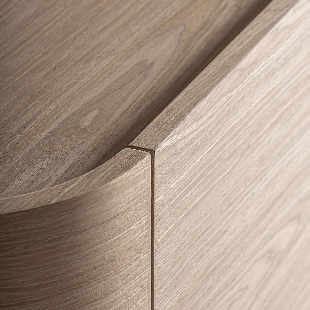 Detalle de esquinas curvadas en madera de roble natural, diseño sofisticado y limpio