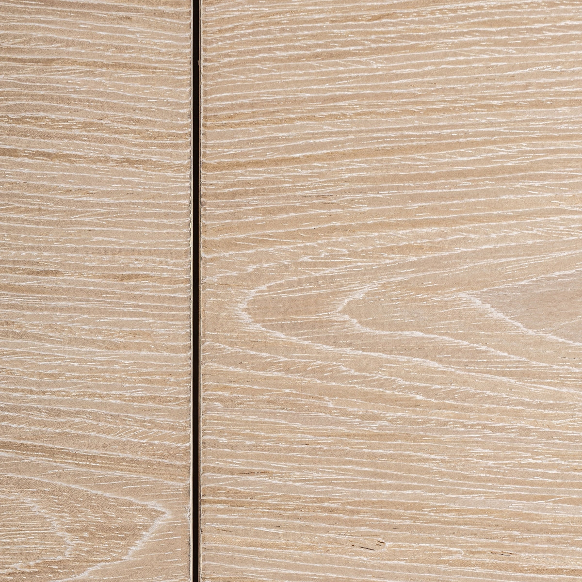 Textura de madera de roble vetada en acabado blanqueado, detalle visual natural