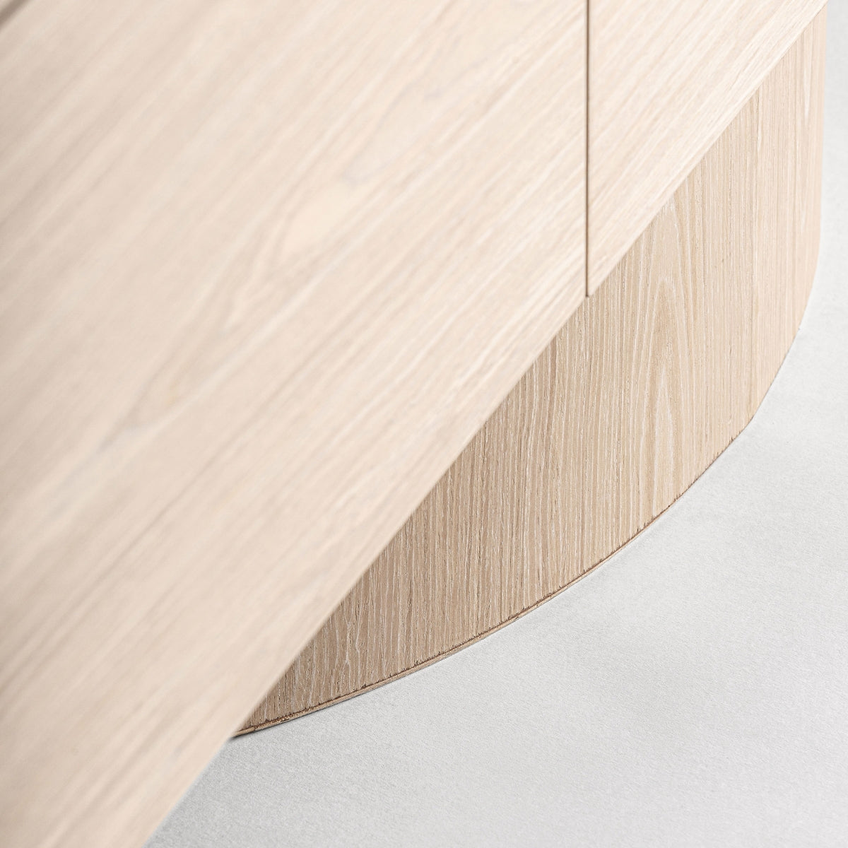 Base cilíndrica del mueble TV en madera clara, soporte escultórico moderno